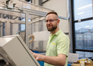 procesoperator van beekenkamp plants bij de zaailijn