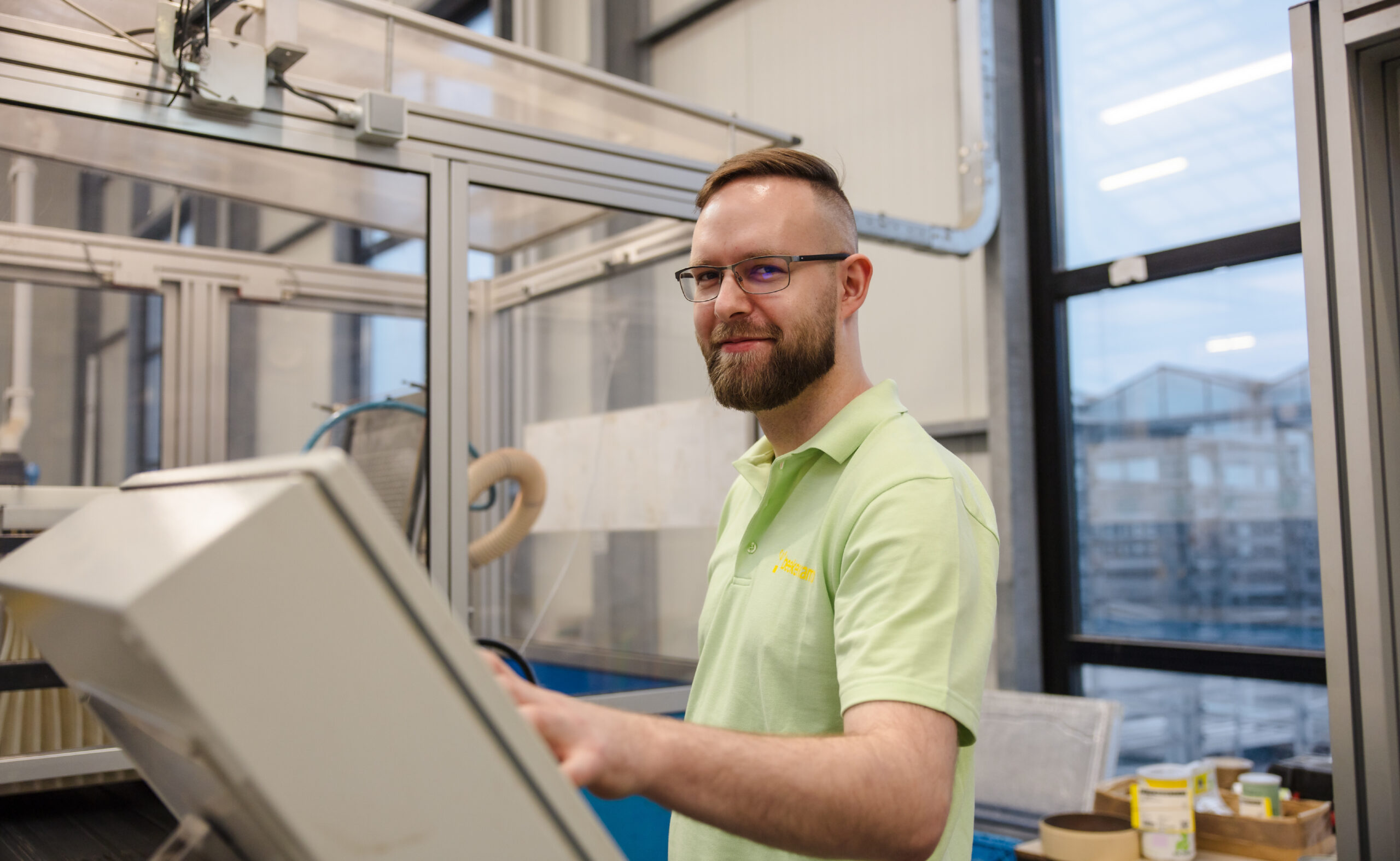 procesoperator van beekenkamp plants bij de zaailijn