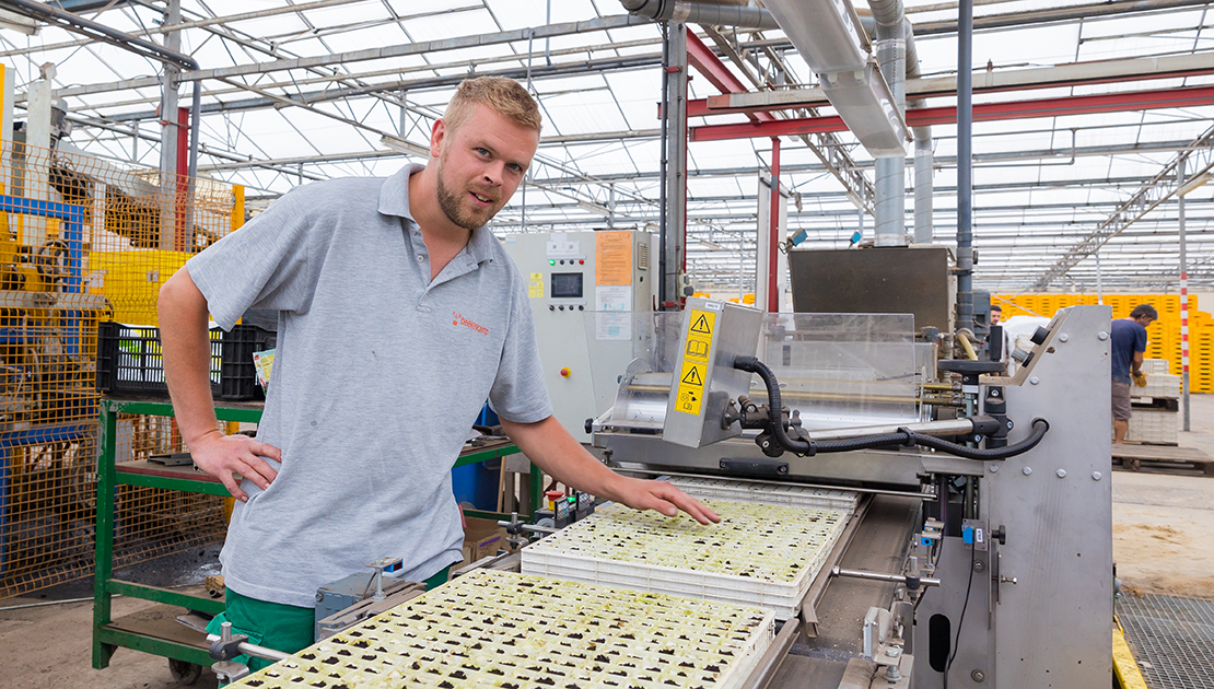 gijs-van-der-knaap-machine Medewerker Gijs van der Knaap bij een zaaimachine.