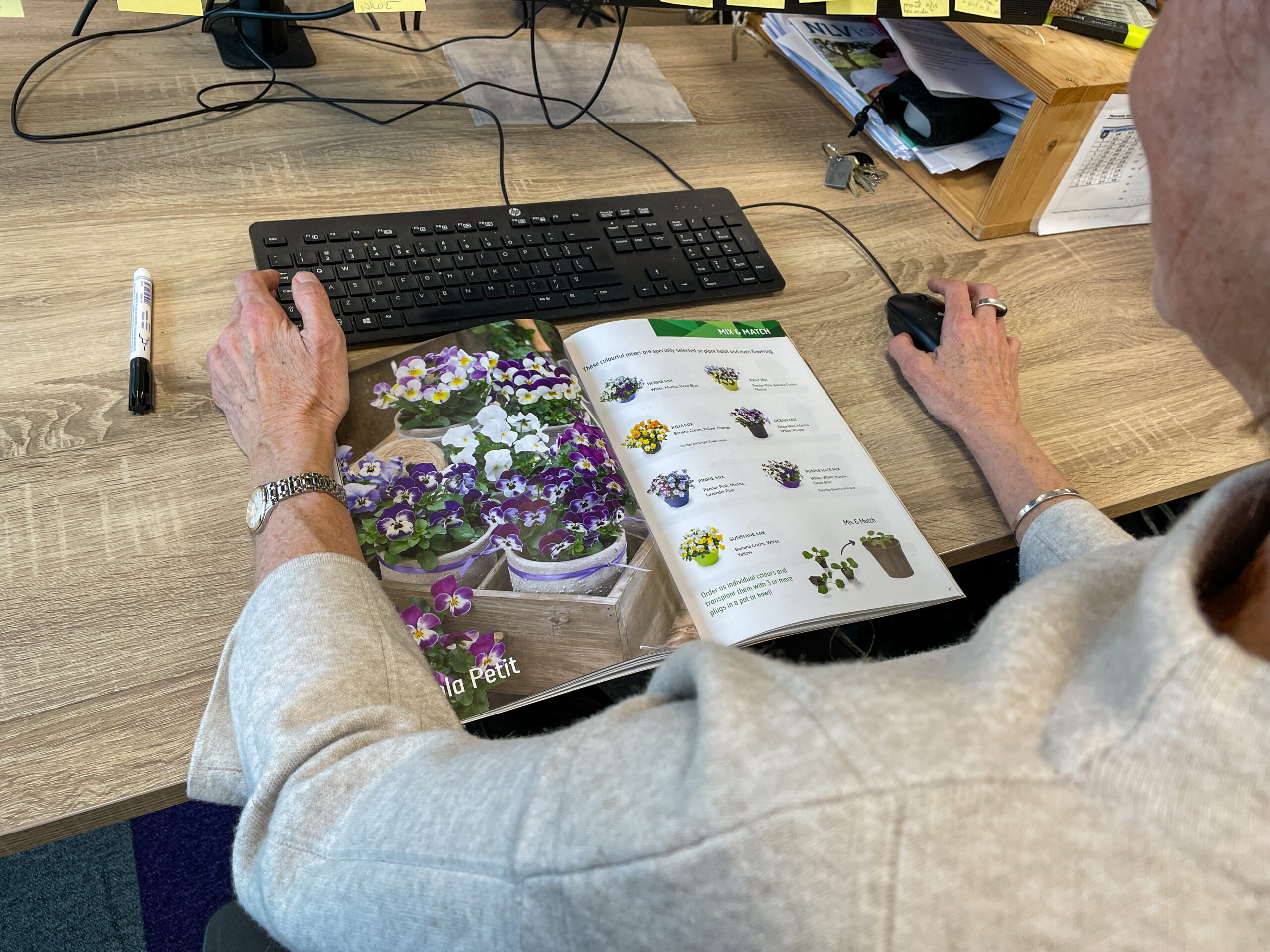 Henriëtte Veth met de catalogus zaadgewassen